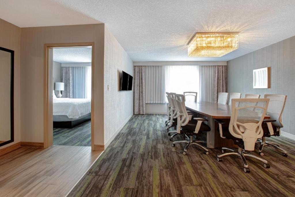 The Landing Hotel & Conference Centre St. Paul 외부 사진